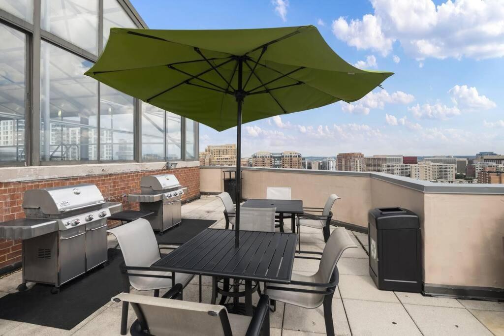 ארלינגטון Incredible Apartment With Rooftop In Pentagon City מראה חיצוני תמונה